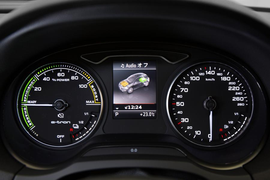 Панель приборов Audi A3 Sportback e-tron (8V) 2015 года  (JP) (фото 4 из 5)
